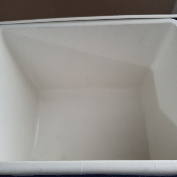 IGLOO 'Little Playmate' Cooler - Picture 2 of 2